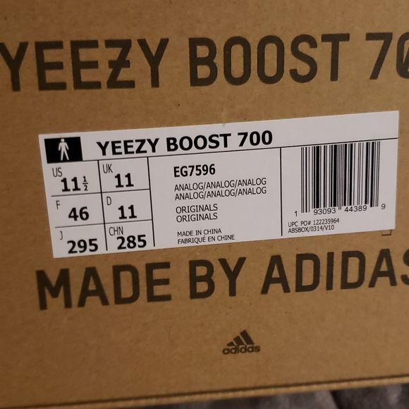 Yeezy 700 - Picture 3 of 7